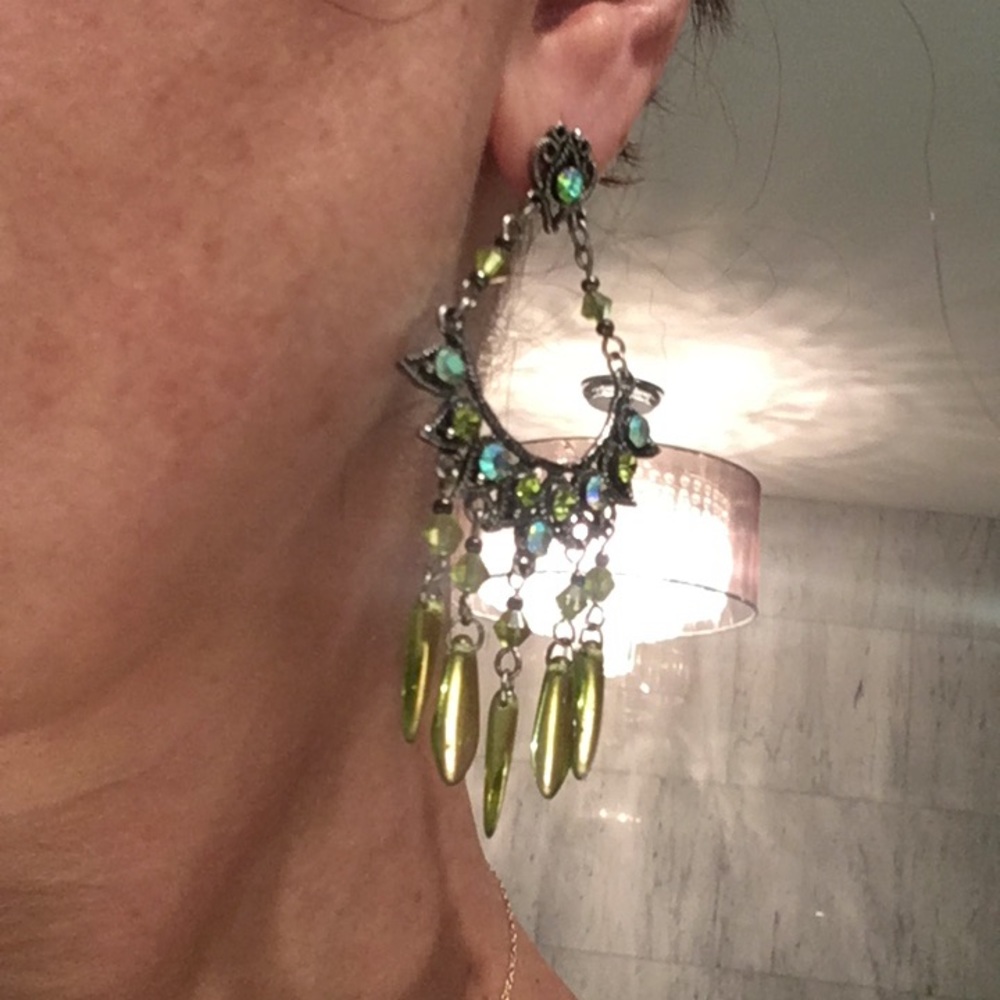 Silver tone & green stone chandelier earrings ❤️ - Picture 2 of 5